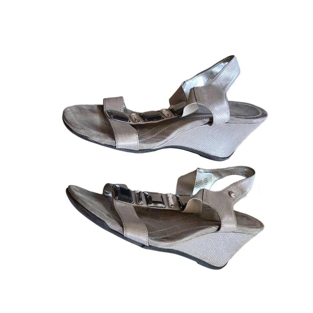 AK Sport Tan Beige Jeweled Textured Wedge T-Strap Sandals‎ Size 10M